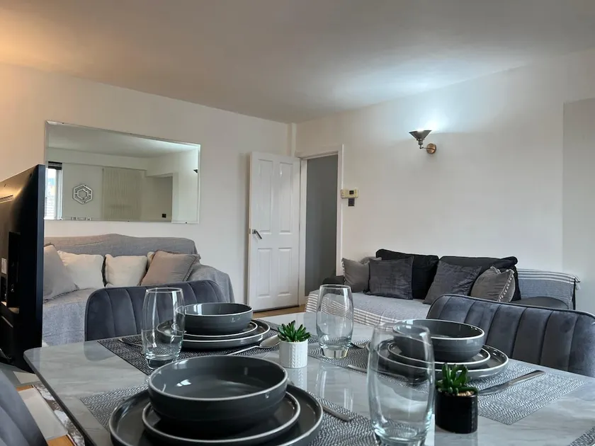 1 Bed Flat - Sleeps 4 - Parking - Wifi - Image 1