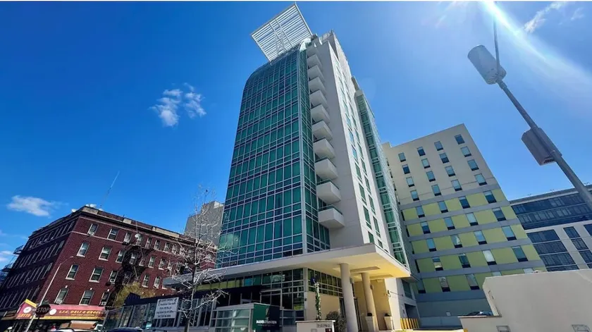 LIC Manhattan View Hotel - Image 1