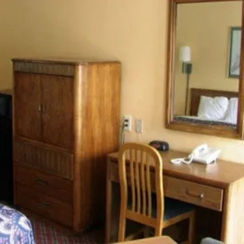 Deluxe Inn - Image 1