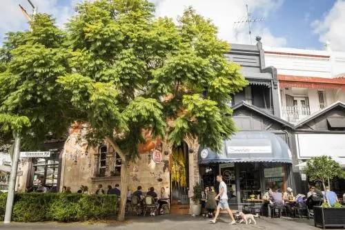 Boutique Paddington Apartment with CBD Views - Image 1