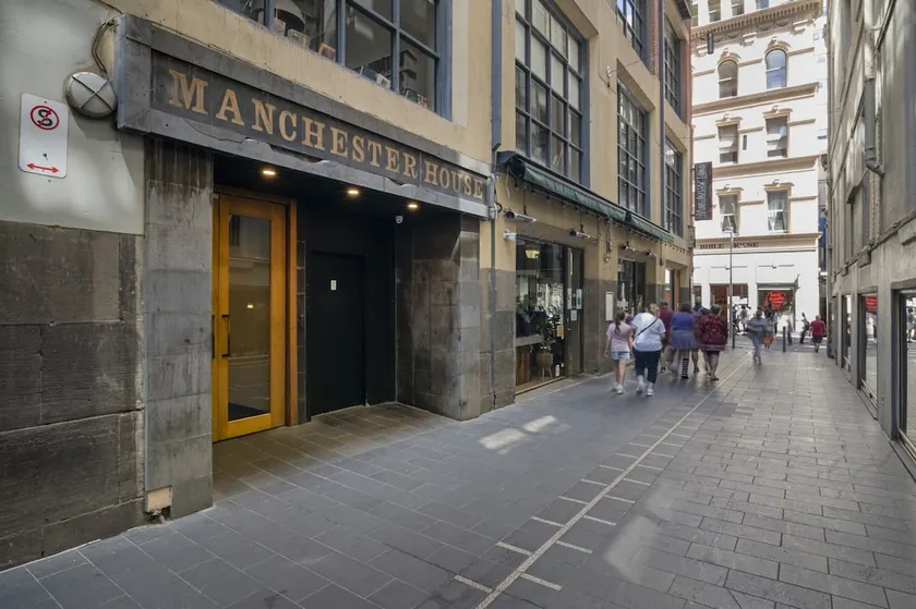 Classic 1-Bed City Stay Near Eateries and Laneways - Image 1