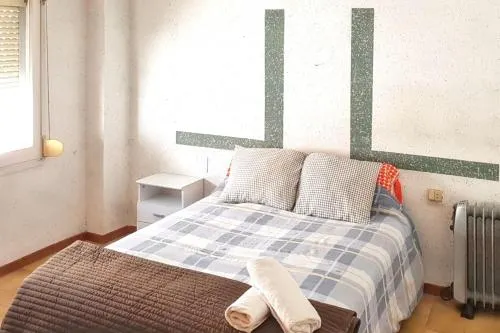 Apartment With 3 Bedrooms in L - Image 1
