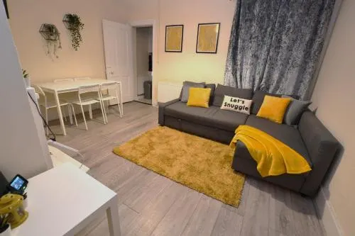 Rose House Entire House Wifi 3 Bed Garden Maidstone - Kent - Image 1
