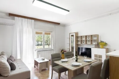Spatious and cozy apartment with garden near Pula - Image 1