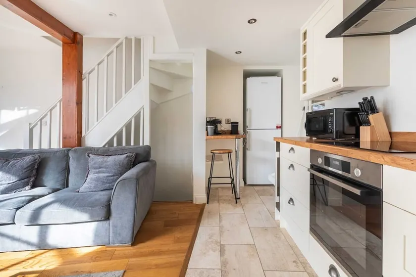 Bright & Quirky 3BD Home Wellington Terrace - Image 1
