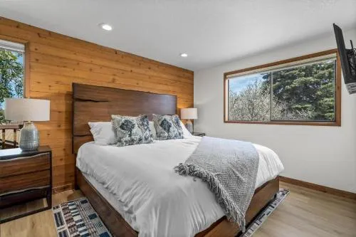 Otter River Lodge - Image 1