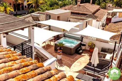 Town house with jacuzzi and foosball table - Image 1