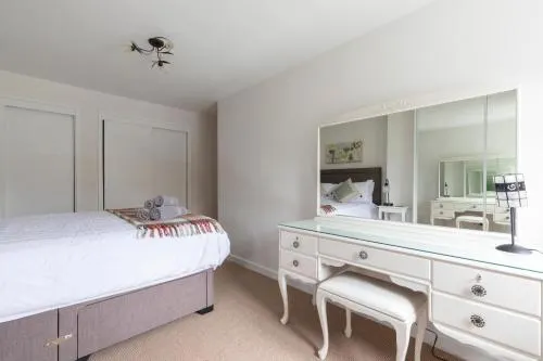Luxury Cheltenham Home with EV charger Lechampton Hills - Image 1