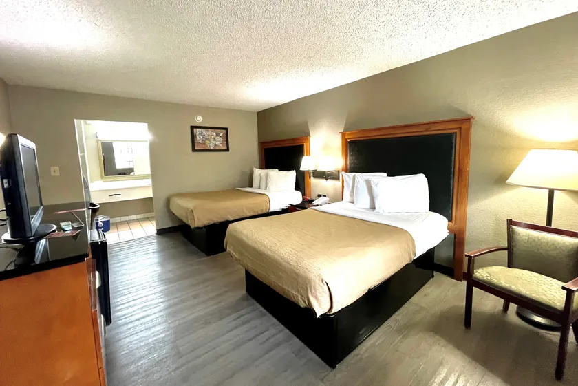 Red Carpet Inn Takoma Park - Image 1