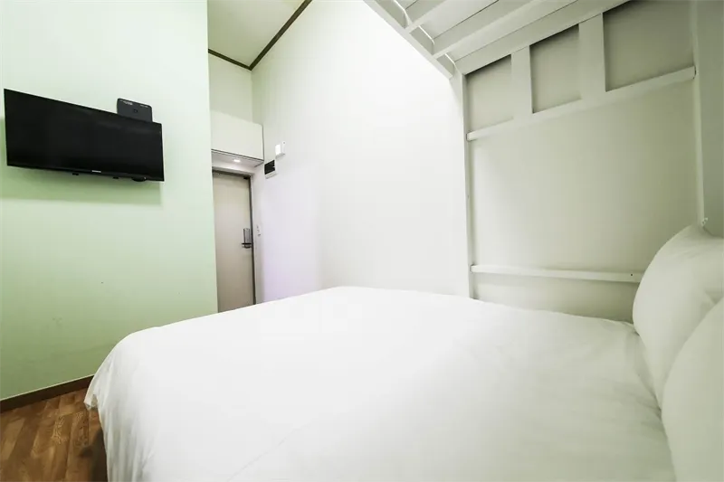 Hotel Joker - Image 1