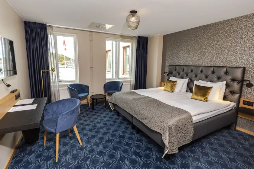 Dockyard Hotel - Image 1
