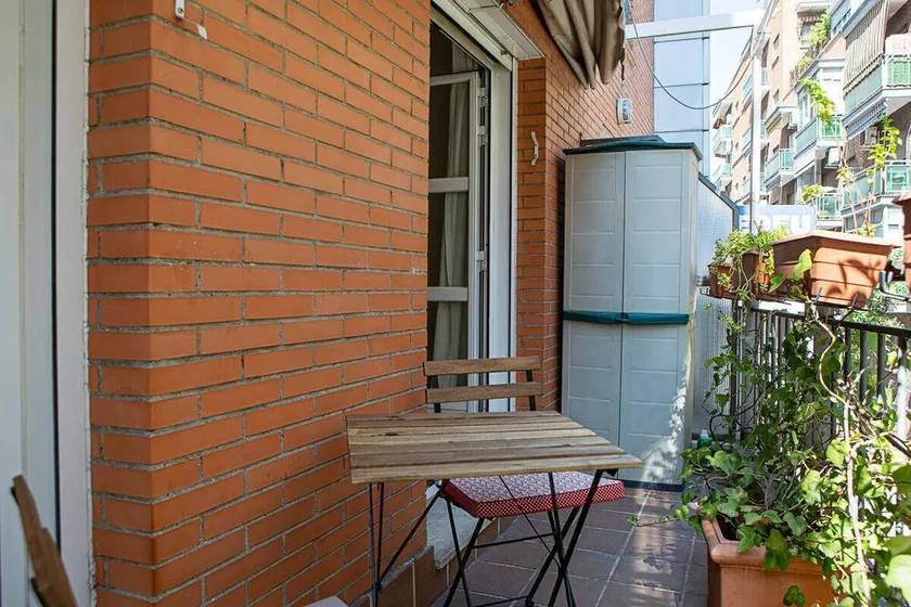 Cute 1 Bed Flat W/balcony - 2mins to Metro - Image 1