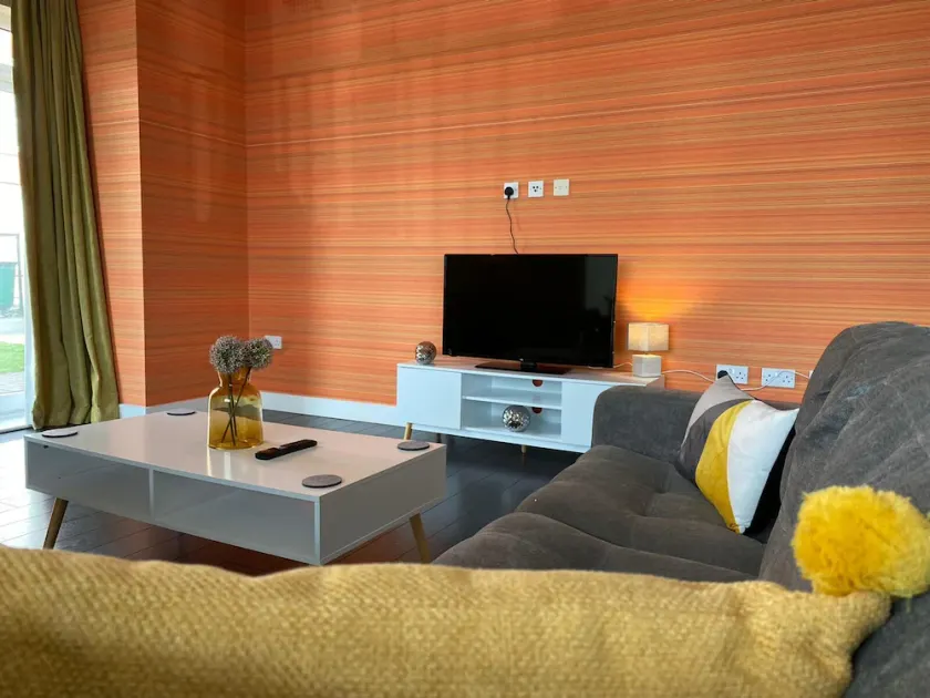 Riverside getaway 2 Bedroom - Image 1