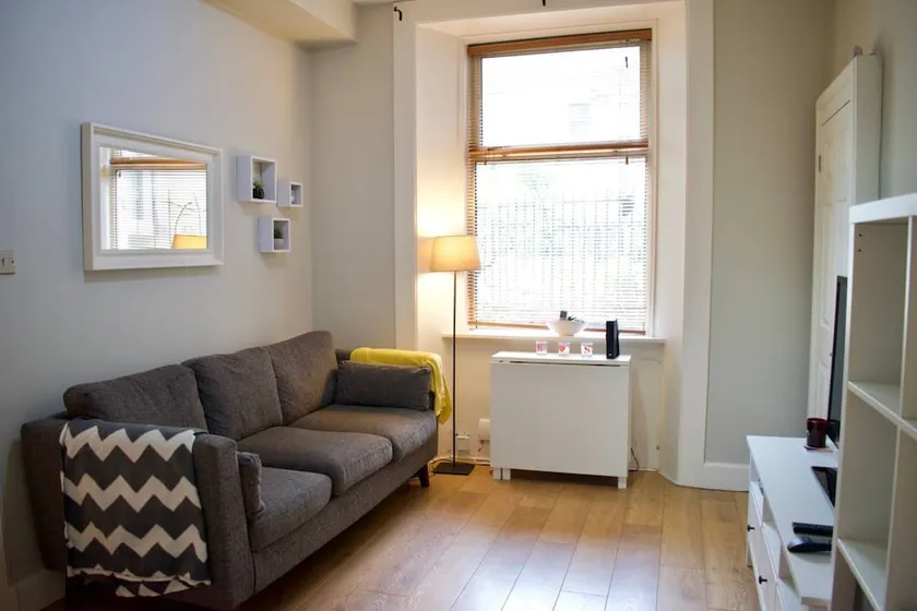 Homely 1 Bedroom Edinburgh Apartment Near Canal - Image 1