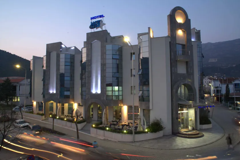 Blue Star Hotel - Image 1