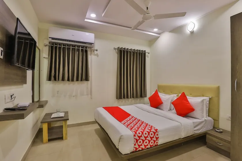 Oyo 26999 Hotel Sg - Image 1