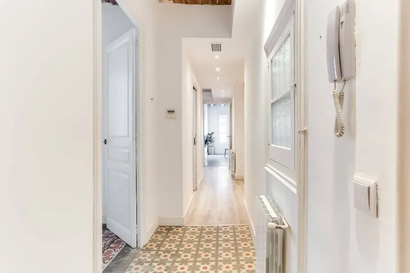New! Bright 2 Bed Easily Connected to the Center - Image 1