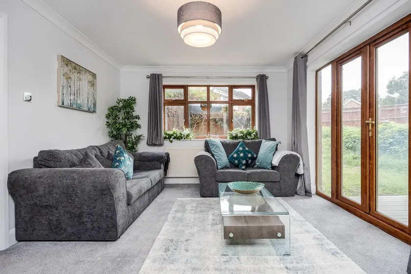 Maidenhead  Pet Friendly  4 Bed House - Image 1