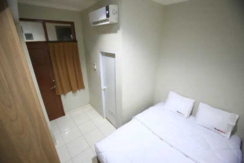 RedDoorz Karet Pedurenan - Image 1