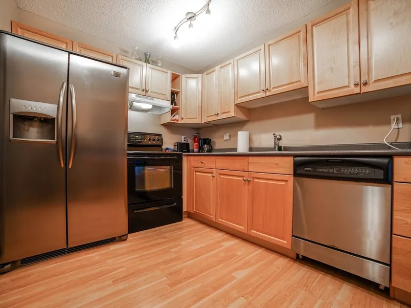 Trendy Dt Condo - 17th Ave+parking, Pets - Image 1