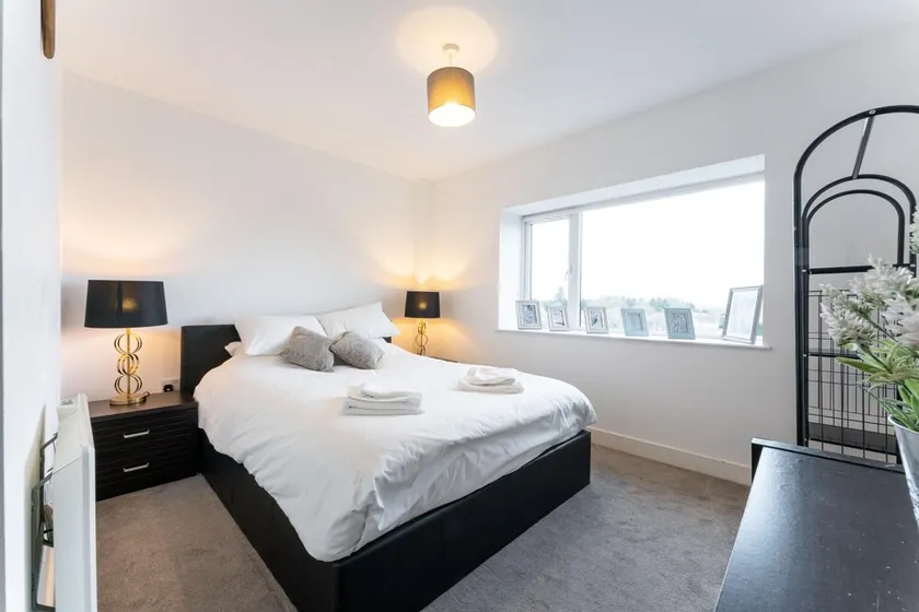 Contemporary 1 Bedroom Apartment - Amazing Location With Free Parking on Site - Image 1