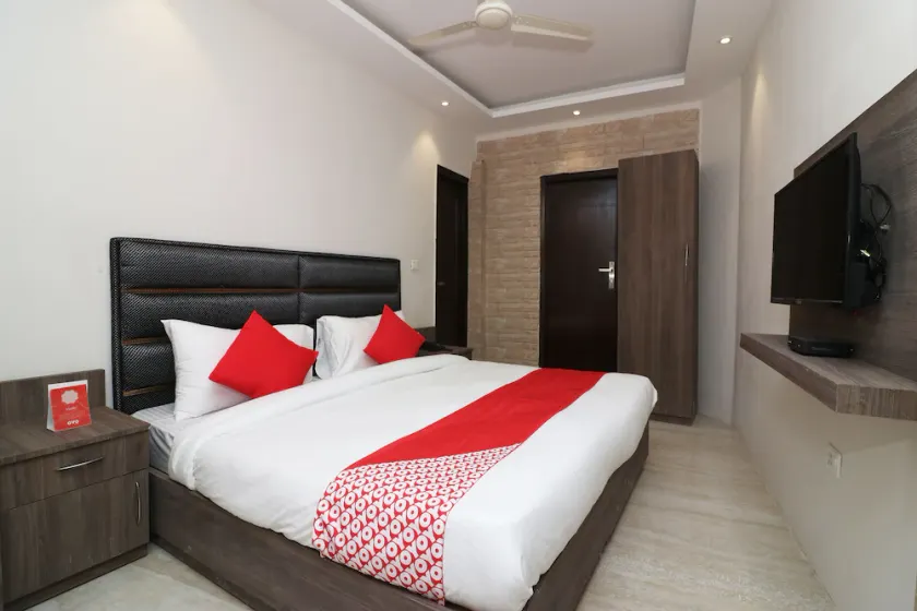 Hotel Shyam by OYO Rooms - Image 1