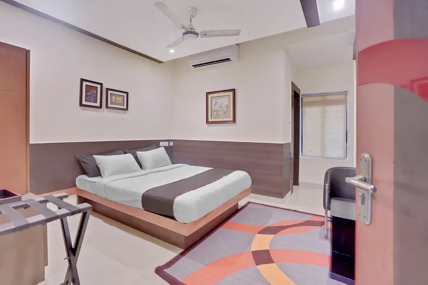 Hotel Miland Palace by OYO Rooms - Image 1