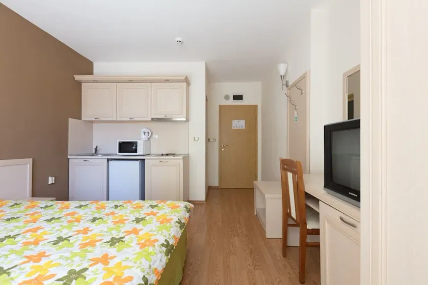 Cosy Studio with Kitchen & Balcony - Image 1
