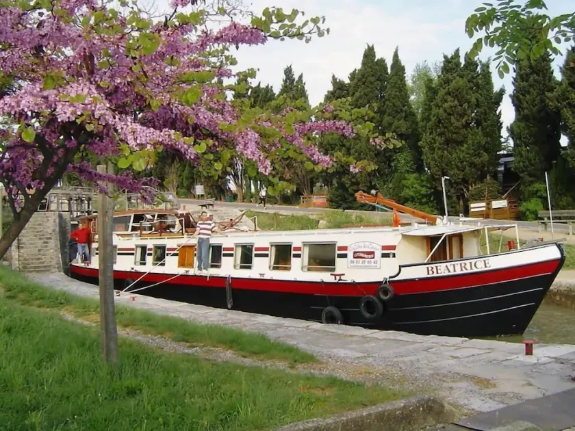 Barge Beatrice cruises on the Canal du Midi - Image 1
