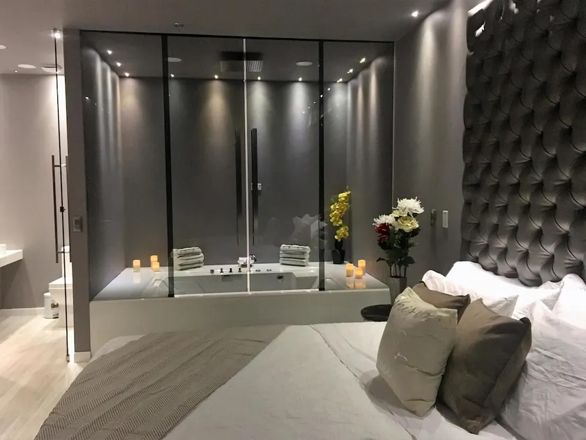 Hotel Paris Luxury Suites - Image 1