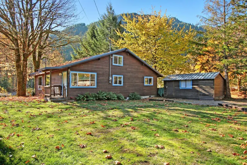 Baring Bend Lodge - Three Bedroom Cabin with Hot Tub - Image 1