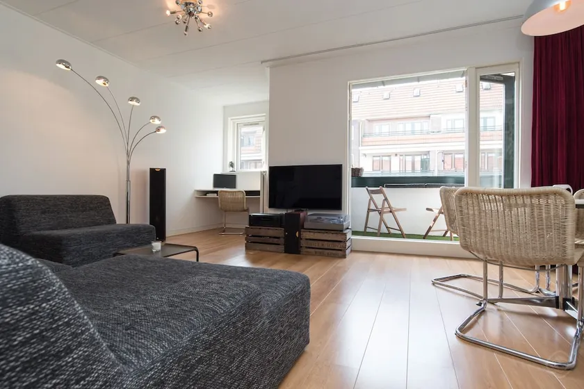 Deluxe City Apartment - Image 1