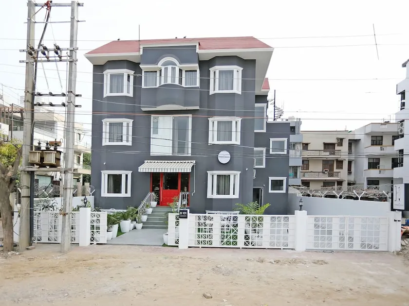 OYO Townhouse 017 HUDA City Center - Image 1