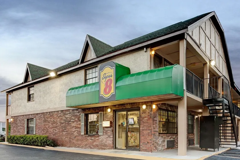 Super 8 by Wyndham Tampa U.S.F. Near Busch Gardens Downtown - Image 1