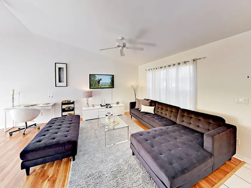Lakefront 3br W/ Screened Patio 3 Bedroom Home - Image 1