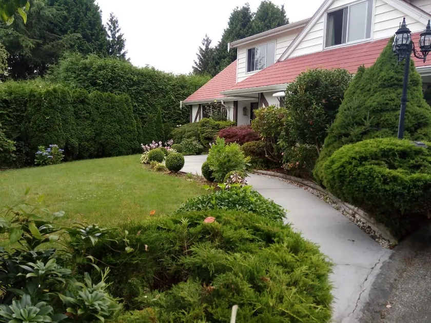 Warm and Sweet Room in West Vancouver - Image 1