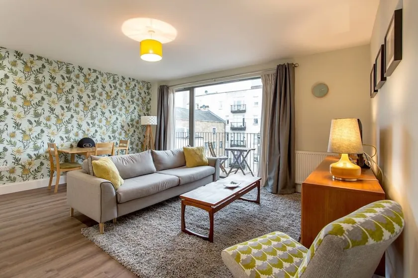 Chic Merchant City Apt. w/ Balcony - Image 1