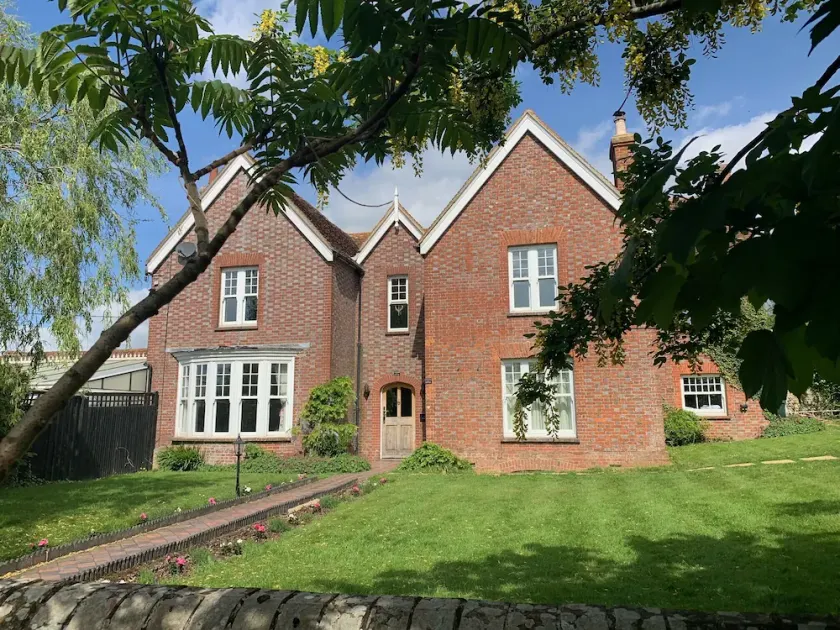 Stunning 6 Bedroom Farmhouse in Hellingly - Image 1