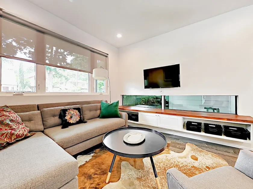 3br W/ Contemporary Kitchen, Patios 3 Bedroom Duplex - Image 1