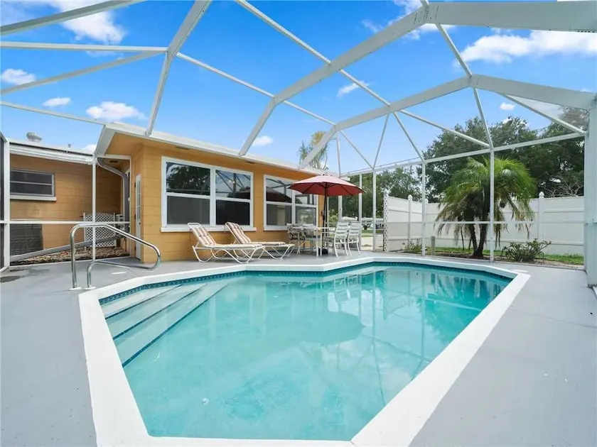 Aurora Seabreeze, Fenced Yard, 3 Bedroom, Heated Pool, Wi-Fi, Sleeps 10 - Image 1