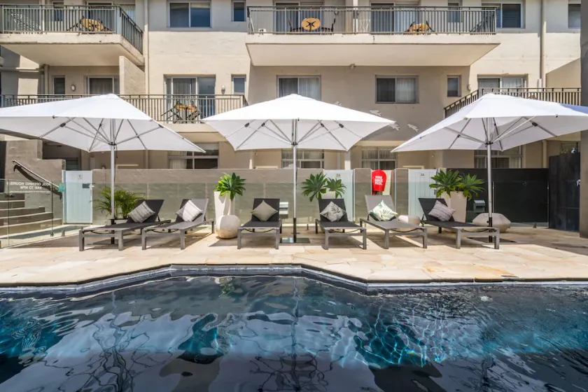 Byron Bay Hotel and Apartments - Image 1