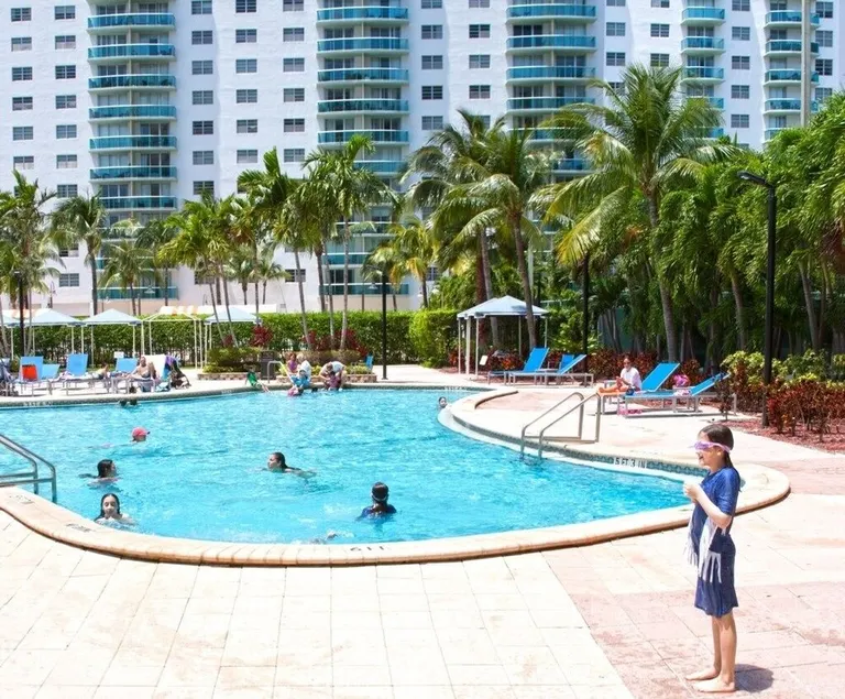 1 SPRING PROMO - Sunny Isles Seaview Condo, Walk to Beach, Amazing Amenities - Image 1