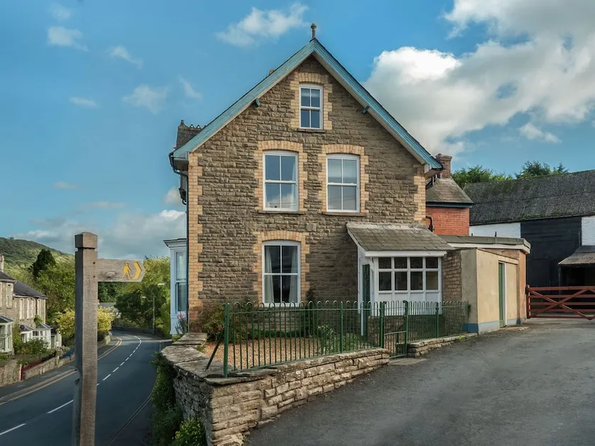 Characteristic House With Large Garden, Near the City Center of Hay-on-wye - Image 1