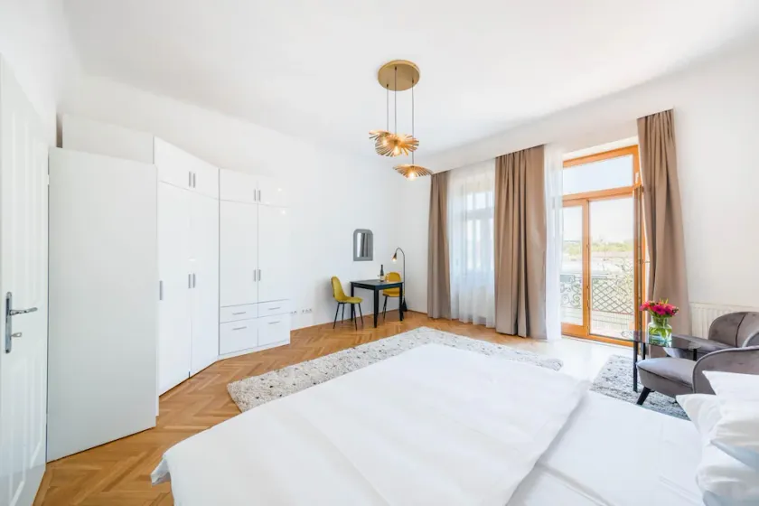 Deluxe Studio With Balcony Kingsize Bed and Free Parking in Krems Downtown - Image 1