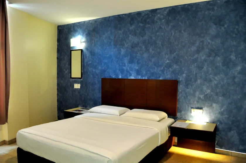 Golden Bay Hotel - Image 1
