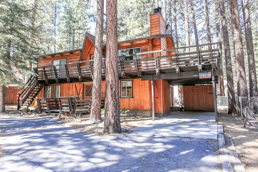 Gallagher's West - Pine surrounded deck and barbecue! Bumper Pool and Wet bar! Darts! - Image 1