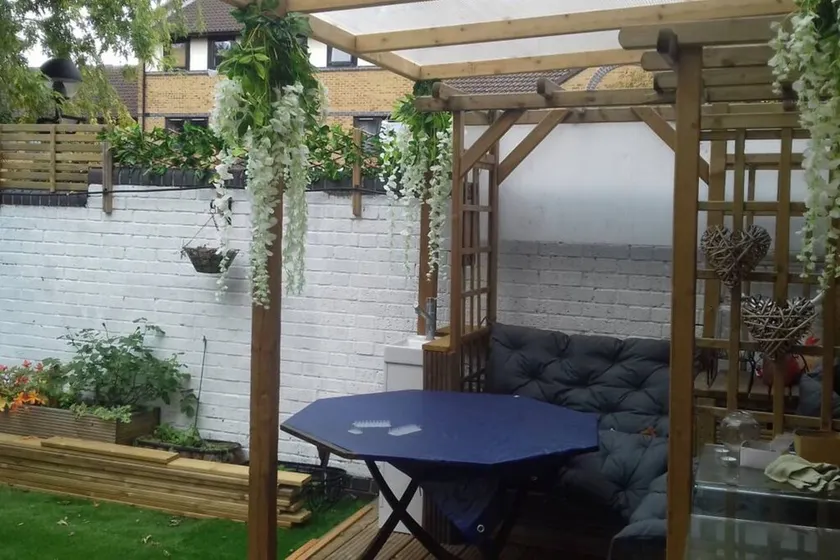 1 Bedroom Apartment With Garden in Mudchute - Image 1