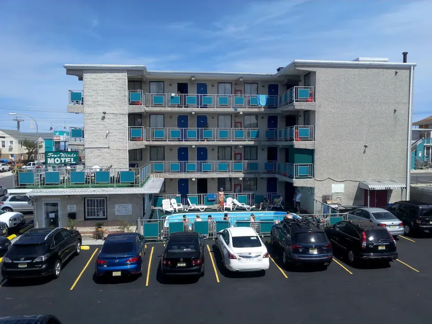 Four Winds Motel & Apartments - Image 1