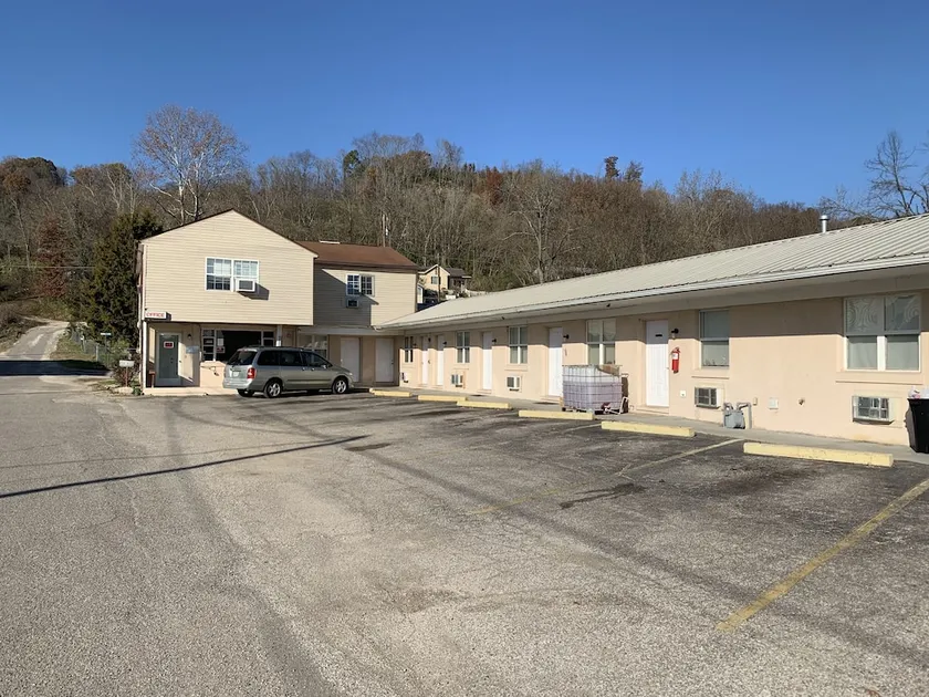 Travelers Motel - Image 1