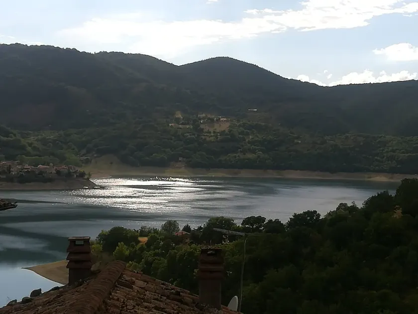 Beautiful 2-Bed Apartment In Turano Lake - Image 1